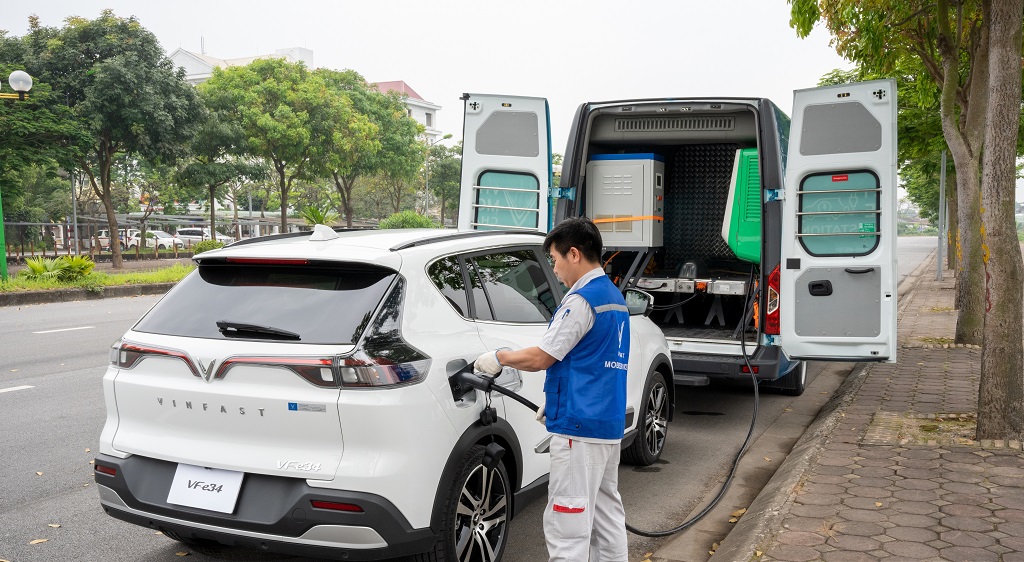 Dịch vụ cứu hộ pin của VinFast mang lại sự an tâm cho khách hàng khi lưu thông trên đường
